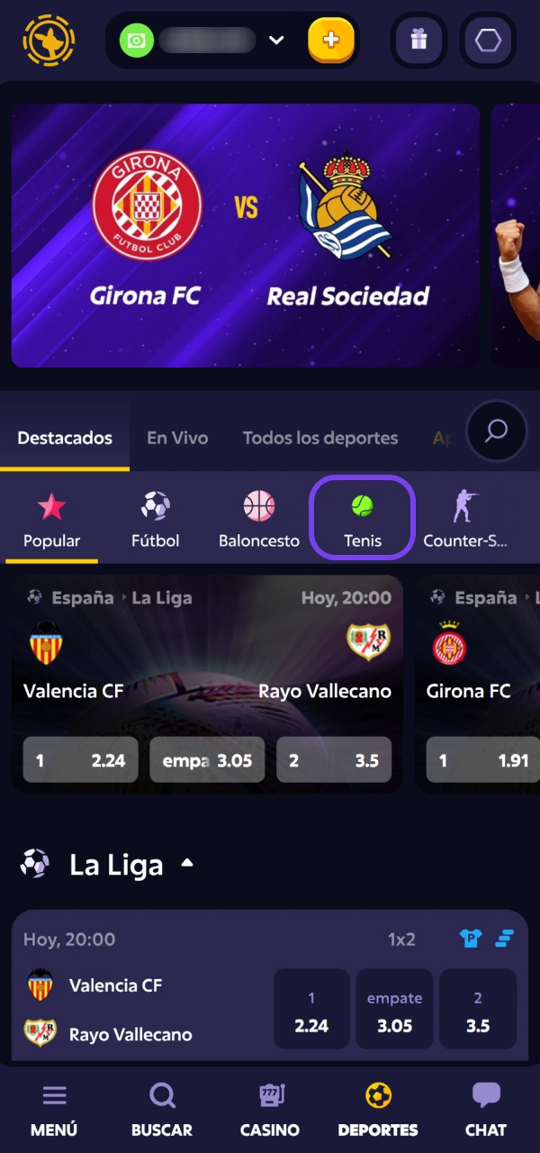 Navegá hacia la sección de Tenis en Roobet y elegí partido.